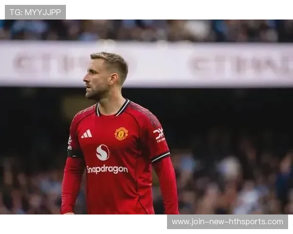 曼联左路持续持球压制，卢克肖传递极具穿透力